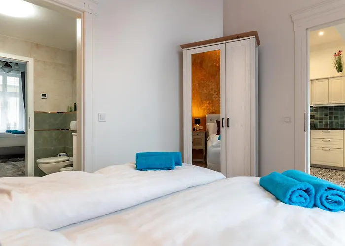 Broadway Street Apartment With 3 Bedrooms & 2 Bathrooms